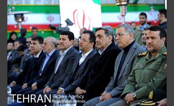 در آغاز چهلمین فجر انقلاب، آیین اهتزاز بزرگترین پرچم مقدس کشورمان با حضور شهردار تهران 11