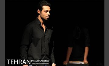 نمایشنامه خوانی او فقط خسته بود‎ 10