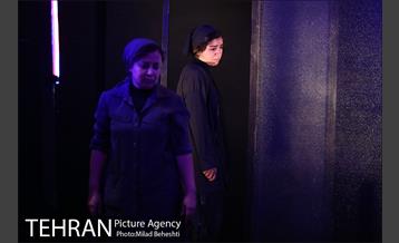 نمایش در اتاق باد می وزد 12