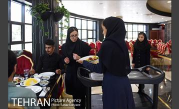 رستوران پردیس قلهک با پرسنل ناشنوا  26