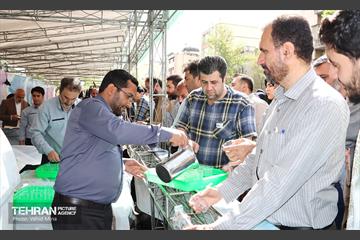 خدمت‌رسانی مواکب منطقه11 به نمازگزاران عید سعید فطر 11