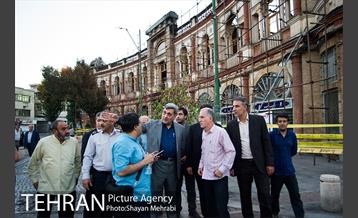 بازدید شهردار تهران از خسارت آتش سوزی اخیر میدان حسن آباد 28
