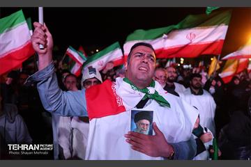 عزاداری مردم در پی شهادت رهبر انقلاب اسلامی در میدان انقلاب 14