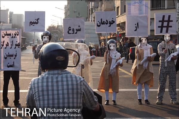 پرفورمنس " مرگ تصادفی " در چهارراه ولی عصر (عج) 10