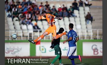 دیدار تیم های فوتبال سایپا و صنعت نفت آبادان