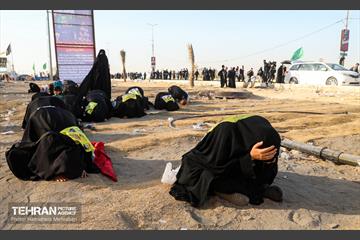 پیاده‌روی زائرین اربعین حسینی در مسیر نجف به کربلا 17