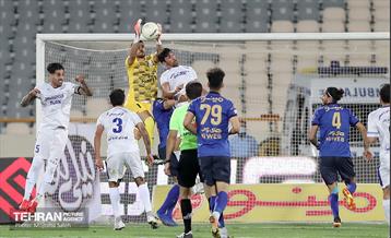 دیدار تیم‌های فوتبال استقلال و گل‌گهر 38