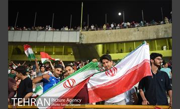 تماشای دیدار تیم‌های ملی ایران و پرتقال در استادیوم آزادی 30