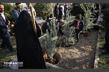 کاشت نهال به یاد شهدا در برج میلاد 4