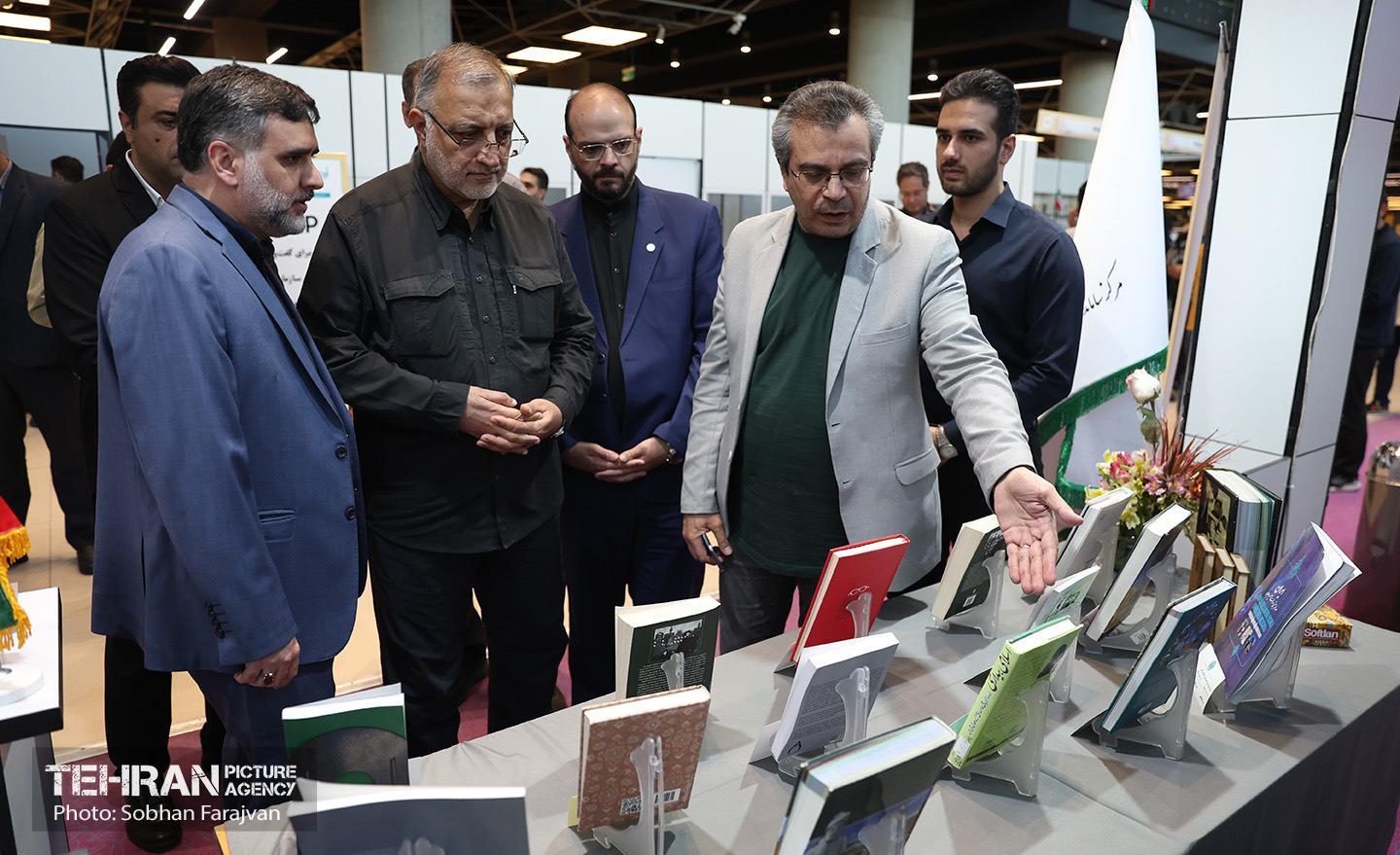 بازدید شهردار تهران از رویداد "اردی‌بهشت کتاب" 8