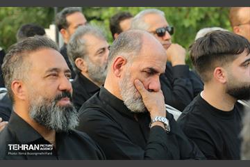 اهتزاز پرچم عزای حسینی بر فراز برج پرچم ایران 22