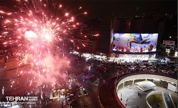 نورافشانی جشن پیروزی انقلاب اسلامی در میدان ولی‌عصر(عج) 1