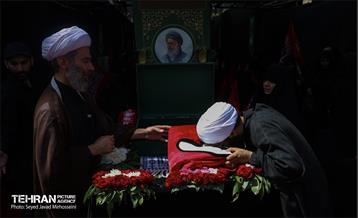 عزاداری روز عاشورا به نیابت از رهبر شهید انقلاب 32