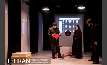 نمایش او فقط خسته بود‎ 10