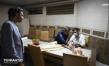 مرکز بهداشتی درمانی منطقه ۵ در لحظه افطار  24