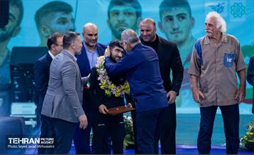 مراسم تجلیل از کشتی‌گیران قهرمان جهان (جشنی برای ایران) 16