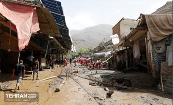 تلاش نیروهای امدادی شهرداری تهران برای تخلیه مناطق سیل زده کن