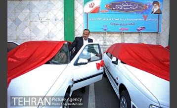 مراسم اهدای 7 دستگاه خودرو به برندگان شهروند 25