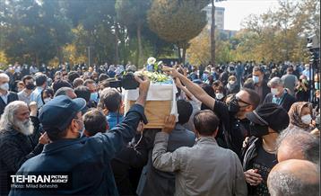 مراسم تشییع پیکر مرحومه ایران درودی هنرمند نقاش 35