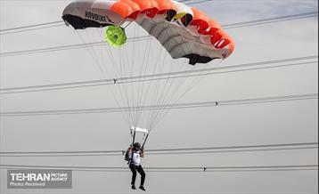 پرش چتربازان به مناسبت روز جمهوری اسلامی 5