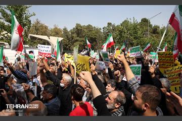 راهپیمایی نمازگزاران نماز جمعه تهران در اعتراض به حوادث اخیر