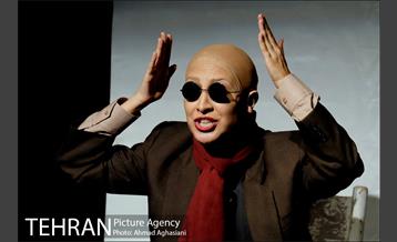 نمایش "همه چیز می گذرد، تو نمی گذری" 13