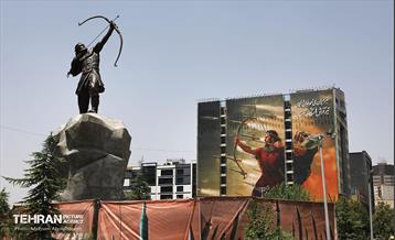 رونمایی از مجسمه آرش کمانگیر در میدان ونک 9