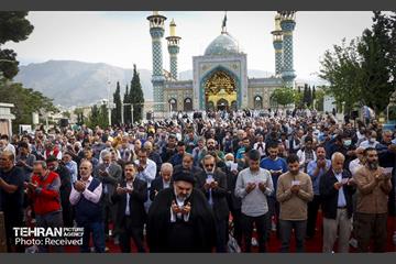 اقامه نماز عید فطر در امامزادگان پنج تن لویزان  10