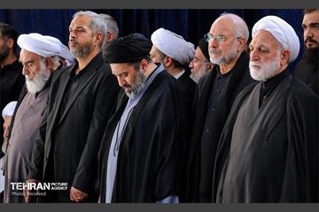 مراسم اقامه نماز بر پیکر آقای شهید ایران 49