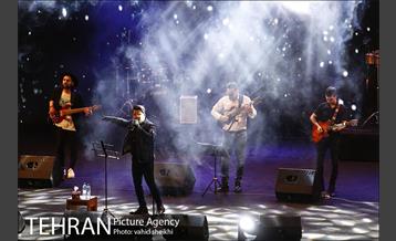 کنسرت آنلاین مهدی یغمایی 8