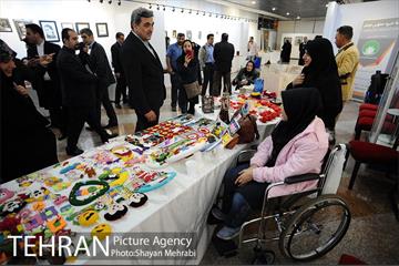 بازدید شهردار تهران از نمایشگاه دستاوردهاى هنرى زنان هنرمند داراى معلولیت 6