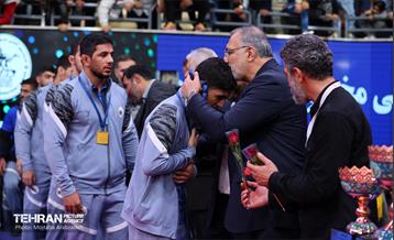 مراسم اهدای کاپ قهرمانی تیم‌های برتر کشتی آزاد توسط شهردار تهران و وزیر ورزش 26