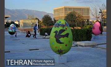 برج میلاد میزبان لاله های بهاری و تخم مرغ های رنگی 18