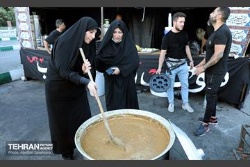 حضور شهردار منطقه هشت در مراسم عزاداری روز عاشورا