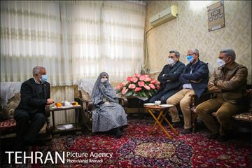 دیدار شهردار تهران با مادر شهیدان خالقی پور 14