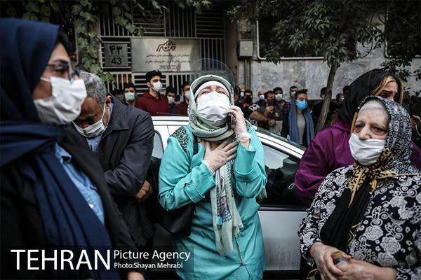 حضور مردم مقابل بیمارستان جم پس از فوت استاد شجریان 1