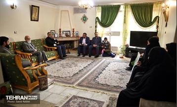 حضور شهردار تهران در منزل شهیدان الله کرمی 12