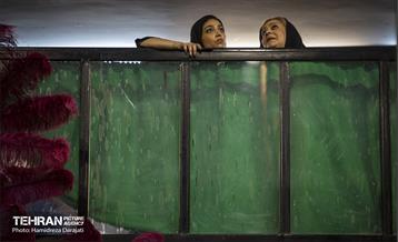 این تکیه در دو طبقه بنا شده است؛ طبقه نخست که دارای حجره هایی است که در قدیم برای غریبه‏ها، کودکان و بزرگان محله فضای نشستن و عزاداری کردن بود و طبقه دوم که به زنان تعلق داشت