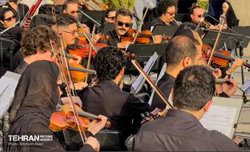 اجرای ارکستر سمفونیک تهران در میدان آزادی 27