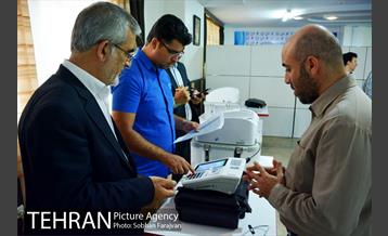 آموزش نحوه عملکرد دستگاه رای گیری الکترونیکی برای اعضای ستاد انتخابات شورایاری ها 7