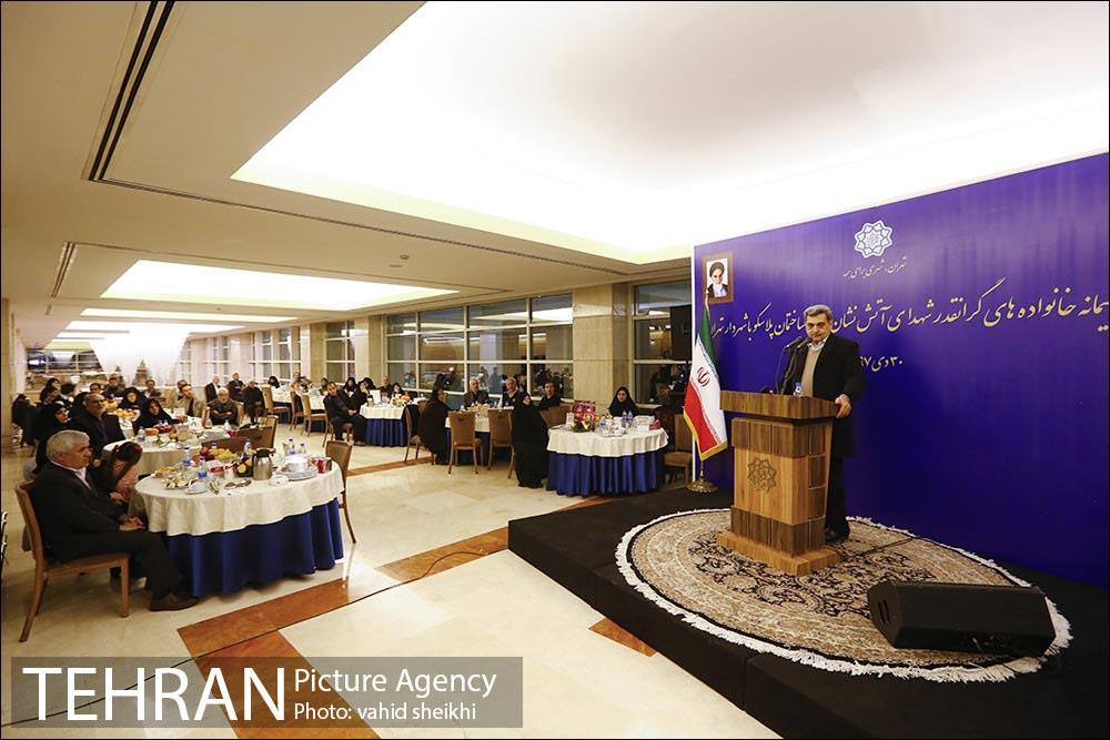 نشست صمیمانه خانواده های شهدای آتش نشان حادثه ساختمان پلاسکو با شهردار تهران 31