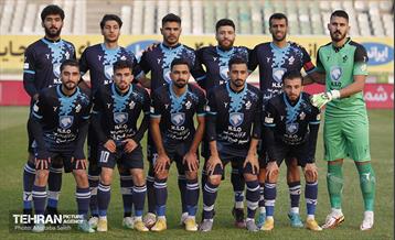 دیدار تیم‌های فوتبال پیکان و استقلال 11