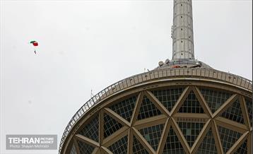 پرش چتربازان از برج میلاد تهران 11