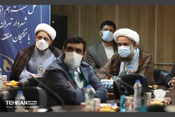 دیدار شهردار تهران با نخبگان و خانواده های شهدای منطقه 14