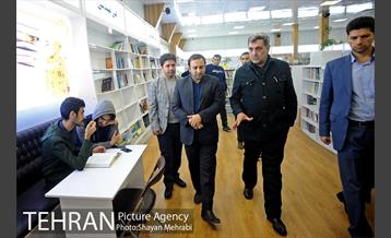 کتابگردی پیروز حناچی سرپرست شهرداری تهران در روز کتاب 21