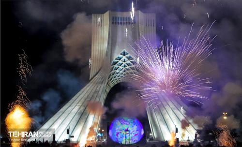 نورافشانی میدان آزادی در حمایت از تیم ملی 7