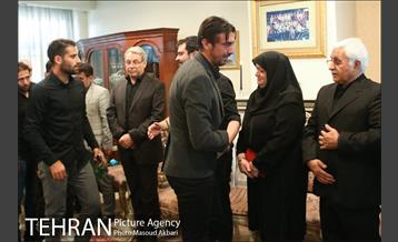 حضور بازیکنان و مربیان تیم استقلال در منزل مرحوم پورحیدری‎ 5