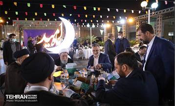 افطاری شهردار تهران با حضور خانواده شهدا 12