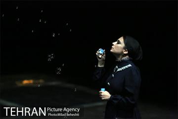 نمایش خانه ای در انتهای خیابان بهار‎ 17