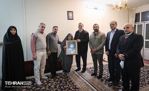 قرار خدمت؛ دیدار شهردار تهران با خانواده شهید مختار بشیری 11